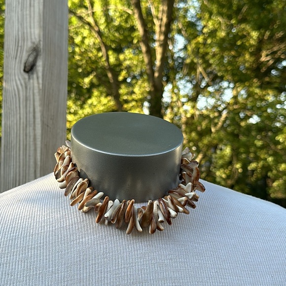 Vintage Signed Designer "Les Bernard Inc" Brown Shell Necklace - Picture 4 of 9